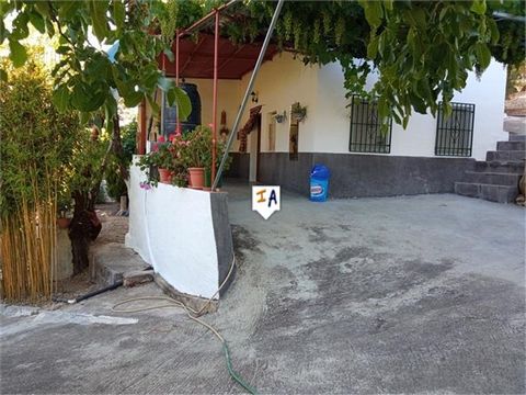 Ce meublé et prêt à emménager à Cortijo est situé à proximité de la ville pittoresque et célèbre de Montefrío, dans la province de Grenade. Il a un terrain très généreux de 22 393 m2 avec des arbres fruitiers et un système d'irrigation (la plupart av...
