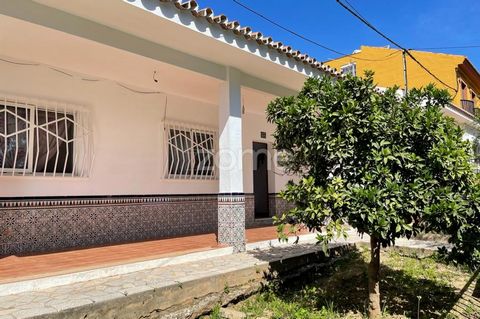 Identificação do imóvel: ZMES506175 The house of 207 meters built is distributed as follows: Upon arriving at the house we find a wonderful porch with garden areas of 22 square meters, which gives us access to the entrance door. Entering we find the ...