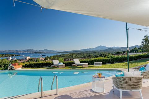 Onafhankelijke villa met dubbel uitzicht op de zee adembenemend op Cala di Volpe en Pevero Golf Club. Het is een exclusief en uniek pand. De locatie is prachtig en stelt u in staat om te genieten van de rust en stilte van de omliggende natuur en het ...
