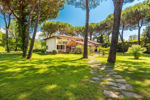 Villa Fulvia is located in Poveromo, in a private position, about 400 meters from the beaches of the Apuan Riviera and a short walk from Forte dei Marmi. The luxurious colonial-style residence, surrounded by a well-kept park of about 7000 m2, is spre...