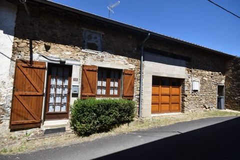 Semi-detached house on one side with garage, barn and stable on adjoining garden of approx. 370m². Another 690m² plot with orchard (apple, pear and quince trees) is a 2-minute walk away.  Quality renovation by local craftsmen. Ground floor: entrance ...