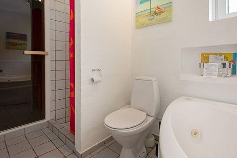 Schönes, gepflegtes Ferienhaus mit einer modernen und gut ausgestatteten Küche, einem großen Wohnzimmer, Gästetoilette, sowie einem geräumigen Bad mit Whirlpool und Sauna. Eins von drei Schlafzimmern mit direktem Zugang zur kleinen Terrasse auf der g...