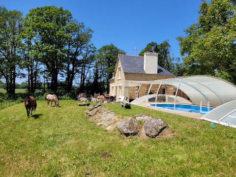 .... It is a real dive into the heart of a typical property of Southern Brittany! This pretty stone house of 135 m2 env with life on one level, not terraced, renovated having kept all its character...... Property located in a quiet and magical place ...