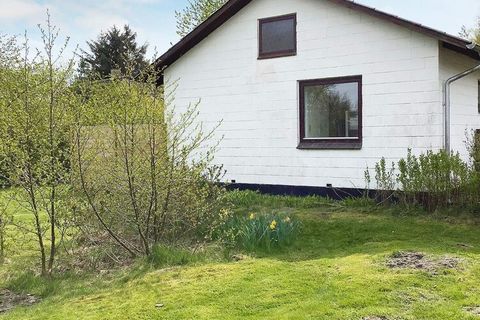 Year-round house located in Nørre Nebel on a large and unobtrusive plot that is rented out as a holiday home. The house consists of a utility room with a washing machine and dryer, a screened kitchen in connection with the dining area and a living ro...