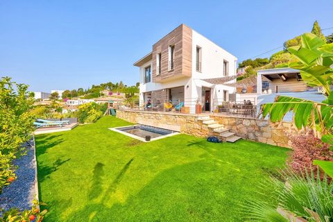 In a closed domain on the heights of Golfe-Juan, superb contemporary villa built in 2020 of ??approximately 145sqm (Carrez law 112sqm). In a dominant position, it benefits from a panoramic sea view and is located six minutes from the beaches and five...