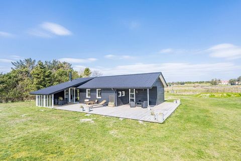 Gemütliches Ferienhaus in fantastischer Lage, nur 500 m vom breiten Nordseestrand in Blåvand und zudem in der Nähe des kleinen Zoos des beliebten Ferienortes. Liegt auf einem wunderschönen Naturgrundstück, schön ruhig als letztes Haus am Ende einer k...