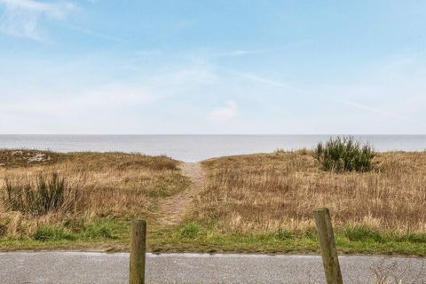 Le chalet est situé à env. A 100 m de l'une des plus belles plages de Djursland. A proximité du restaurant, de la gaufre et du pêcheur. La maison est meublée avec une grande cuisine/séjour et salon, une bonne salle de bain. Trois chambres avec un bon...