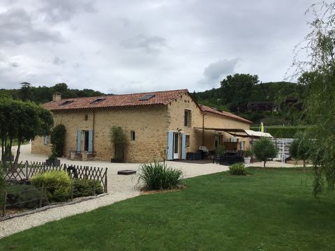 Magnificent 16th century mill in the heart of Perigord Noir, completely renovated in 2015. On a beautiful plot with swimming pool, this property offers you four bedrooms with shower rooms plus wc. On the ground floor a large room of over seventy m2 w...