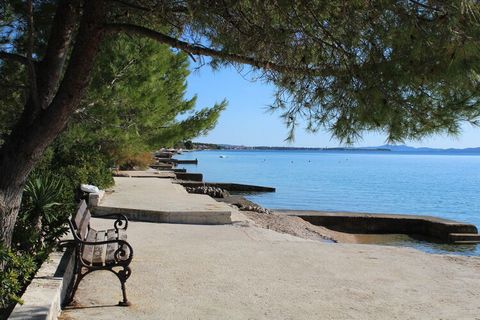 The Zadar Riviera shows you its most attractive side here: It is only a few steps from the apartment to the beach with landscaped sunbathing areas and small pebble bays. In the air, the salt of the sea mixes with the scent of the nearby pine forests ...