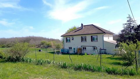 A few minutes from popular Montaigu de Quercy, this house built in 70s is not overlooked at all. It is spread across 2 levels with 5 including one on the ground floor and a large very bright living room that opens onto a balcony. There is also a gara...