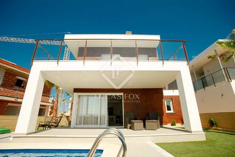 Lucas Fox presenta esta villa espectacular cerca del mar que se caracteriza por su funcionalidad y cuidado diseño. Ofrece una superficie de 151 m² construidos entre la planta baja y la primera planta, más un semisótano de 77 m², como opción adicional...