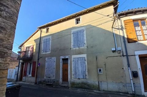A great opportunity for a property to renovate in the centre of the market town of Ruffec. This property has lots of space and is comprised of an entrance hall, three rooms and a storage room on the ground floor.  On the first floor, there is a landi...