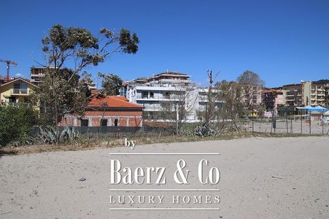 À environ 30 mètres de la plage d’Andora et sur un emplacement incroyablement beau, nous avons cette grande villa à vendre 261 m². La villa est en phase de construction et a été conçue avec 4 appartements, mais dans cette phase, il est possible de ch...