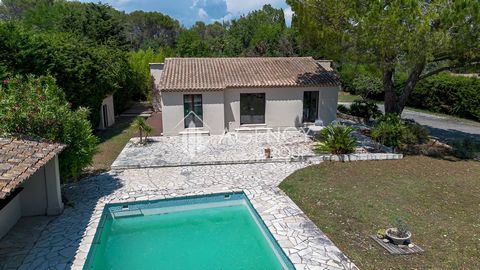 Find this charming villa, located in a residential environment, quiet, 15 minutes from downtown Cannes, 10 minutes from the village with an unobstructed view of the greenery. Entirely on one level, this villa of 220m² facing south, size on a plot of ...