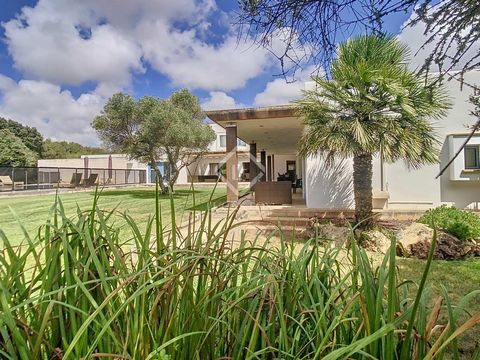 Lucas Fox presents this 300 m² modern villa designed by a well-known architect that is located on a private 18,000 m² plot with an vegetable garden and fruit trees. It is located on the outskirts, but a short distance from Maó and Sant Luis. The entr...