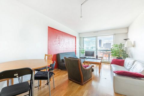 Nous vous proposons ce grand appartement traversant et lumineux, avec deux balcons. Il est situé dans une résidence construite en 1971, bien entretenue et de bon standing. Ce bien situé au 11ème étage (avec ascenseur) d'une surface de 114.52 m² (Loi ...