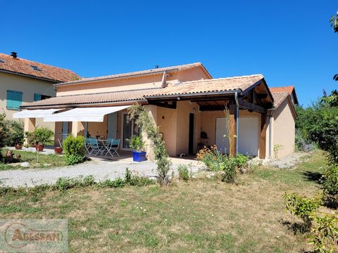 Hautes-Alpes (05) - For sale in Lagrand, charming single-storey house of 65 m² with land of 645 m² in a subdivision. It consists of a living room/lounge opening onto the terrace, a fully equipped kitchen, 2 bedrooms, one with a dressing room, a bathr...