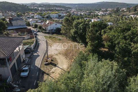 Identificação do imóvel: ZMPT559809 In Rua Vale Cid, in Arganil, vindt u dit stedelijke land van 2433m2. Dit land ligt dicht bij alle essentiële diensten zoals banken, supermarkten, ziekenhuizen, apotheken en andere diensten. De ligging en de omgevin...