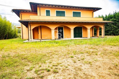 Detached villa for sale in Forte dei Marmi about 1,500 meters from the sea with the possibility of building a swimming pool, in the Vittoria Apuana district. The property is externally renovated, but internally unfinished, to be finished and customiz...