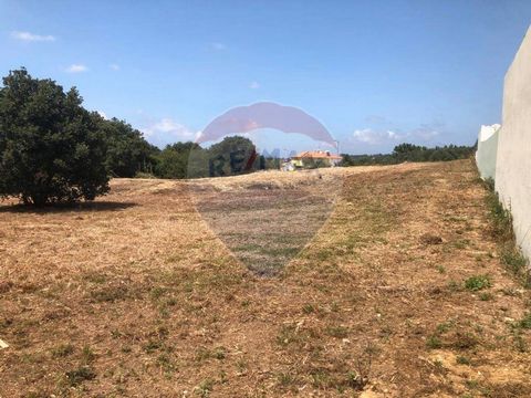Urban land with 2,875m² intended for the construction of a set of 6 detached houses in a condominium , located in Gaeiras. The urbanization plan for this plot of land establishes the construction of 6 detached houses distributed on 2 floors above the...