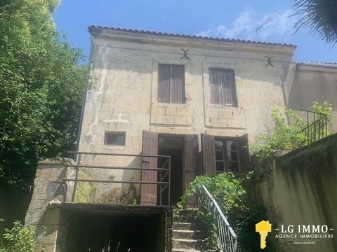 Opportunity for main house or investment. Old stone house to renovate of about 143 m2 on 2 levels, in the village center of Mirambeau with a pleasant garden. The house is composed of the following rooms in RC: living room of 22.40 m2 with kitchen are...