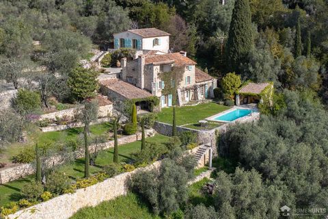 Property of approx. 275 m2 set in landscaped grounds of approx. 5678 m2 combining an olive grove, landscaped plateaux and manicured terraces. A swimming pool completes the property, which offers unique views of the Cannois countryside. The property c...