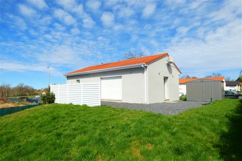 Arpajon, on 765 M2 of enclosed and wooded land, beautiful house (new 2021) on ONE STOREY on FULL BASEMENT, including 1 living room, 1 equipped kitchen, 2 bedrooms, 1 bathroom (shower and bathtub), 1 toilet, 1 large TOTAL BASEMENT. Heat pump. Numerous...