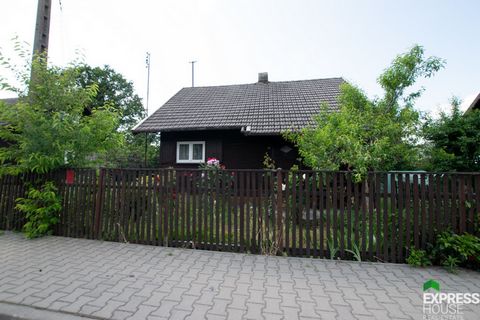 Einstöckiges, freistehendes Haus auf einem Grundstück von 403m2. Die Unterkunft befindet sich in Twardogóra im Stadtteil Oleśnica. Der angegebene Bereich besteht aus: Erdgeschoß: - Küche mit Fenster (9m2), - Wohnzimmer (13m2), - Zimmer (12,5 m2), - S...