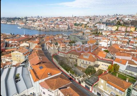 Palace allocated to services with potential for Co-working space or Tourist Apartments, R. General Torres, Vila Nova de Gaia This property has a privileged location, located in the historic area of Vila Nova de Gaia, a stone's throw from the emblemat...