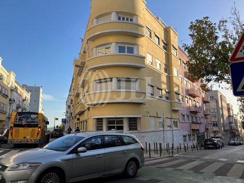2+1 bedroom apartment with balcony, in need of total renovation, with 121 sqm of gross private area, in Campo de Ourique, Lisbon. The apartment consists of a living room with access to the balcony, a dining room, three bedrooms, one of which is inter...