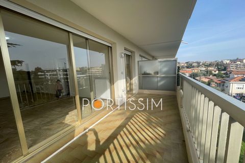 Rare 35m² F1 apartment located in the popular VESPINS district and close to the marina in Saint-Laurent-du-Var. Occupying the 3rd floor of a building out of 4; (renovation done), the apartment benefits from a bright eastern exposure and offers a glim...