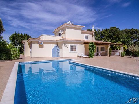 Independent villa with 5 bedrooms, swimming pool and garden It is inserted in a plot with 2000 m2, in a quiet countryside area and with good neighbors, in Barracha next to São Brás de Alportel. It has an equipped kitchen, barbecue area, solar panels ...