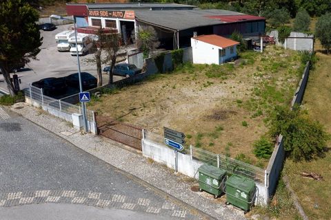 Terrain pour la construction dans un quartier calme, à Miranda do Corvo. Déjà avec des murs construits, eau, annexes avec 45m2 et structure pour garage (avec une capacité de plus de 4 voitures). Bonne opportunité d'affaire!