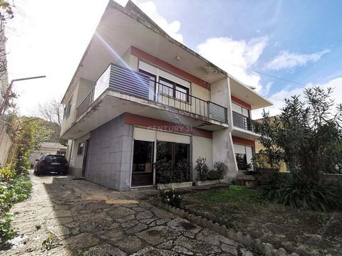 Capuchos, Four-bedroom, two-storey villa with 280m2 to be remodelled to your liking. Attached to the property, there is an urban plot of 1,179m2 with the possibility of enjoying nature or other buildings. Very well maintained, the villa comprises: . ...