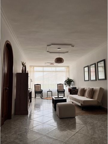 I sell furnished apartment and air conditioning: Allows tourist rental; El Rodadero Tradicional, 2 blocks from the beach, close to banks, restaurants, supermarkets to CC Arrecifes.Features2 bedrooms with 2 bathrooms, the main one with internal bathro...