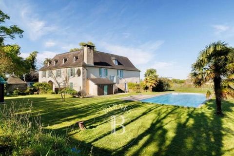 Authentic farm house dating from 1650 of approximately 340 m² of habitable space and nearly 4 acres of garden and meadowland situated in a dominant position facing the Pyrenees. This property restored in 2010 consists of a main house ad an annex conv...
