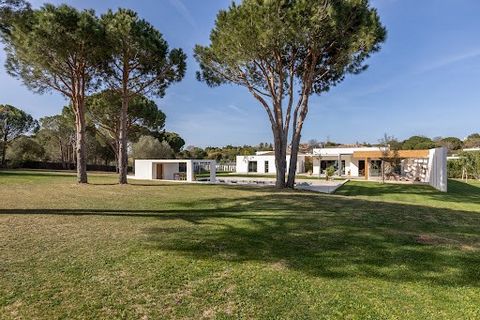 If you have in mind the ideal villa where you would like to spend your vacation, look no further, it's a safe bet that you have landed in the house you dream of. Built on a plot of 6,100 m² planted with superb pines and numerous Mediterranean species...