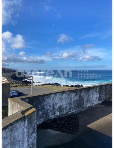 Warehouse with 980m² of total area, ideal for business expansion or investment in commercial and service space. Its strategic location in Rabo de Peixe provides easy access and a wonderful view of the sea. The warehouse is in need of some renovation,...