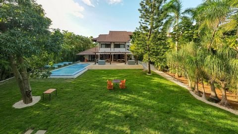 Enjoy complete privacy and immerse yourself in the beauty of nature and marvel at this six-bedroom villa. This property is located in one of Casa de Campo's most elegant and majestic neighborhoods. Designed by renowned local architects and builders. ...