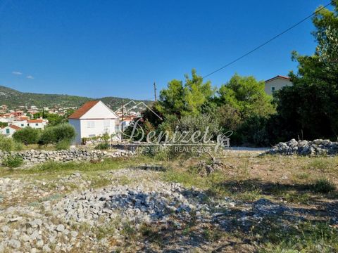 Un terrain à bâtir de 1149 m2 dans le village de Vinišće est à vendre. Le terrain a une forme régulière, avec une route d’accès et les infrastructures nécessaires à proximité (eau et électricité). Le terrain est idéal pour construire une villa famili...