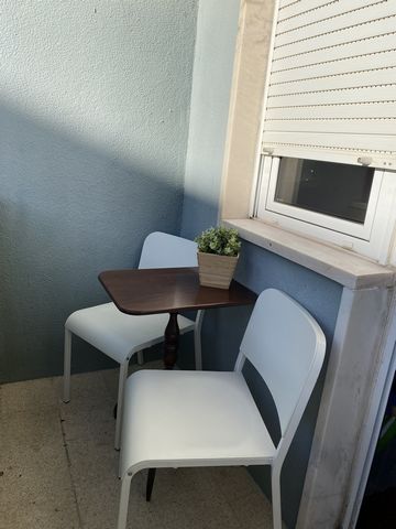 20m 2 room with balconies throughout the room. Kitchen and bathroom facilities. 10 km from Lisbon and Sintra. Restaurants, pharmacy, transport, shops around. Smoking is allowed but outside, in balcony. You can use our Tidal Subscription e we have lot...