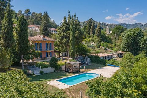 La Vernea de Contes, in een residentiële en veilige omgeving, in alle rust en op 23 minuten van het centrum van Nice. Prachtig huis in Belle-Epoque-stijl, gebouwd in 1925 en in uitstekende staat, op een perceel van 4550m2. Met een zwembad en vrij uit...