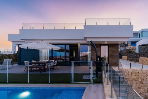 Located in Alicante. » Stunning Luxury Villa in Camporrosso, Finestrat: Your Perfect Home Discover this amazing villa in Camporrosso, Finestrat, a place that combines the best of both worlds: incredible views of the Benidorm skyline and the sea, plus...