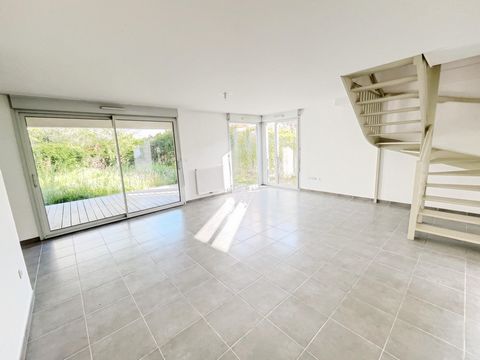 Sold free!!! Quiet, come and discover this beautiful bright T5 house of 112m2 not terraced with terrace of 17m2 and garden of about 300m2 not overlooked. It consists on the ground floor of an entrance on pleasant living room of more than 40m2, a toil...
