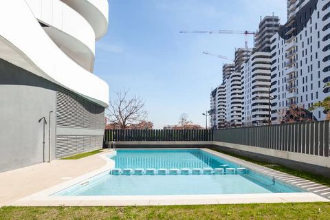 Flat in residential complex with swimming pool, children's playgrounds with swings, in an ideal location for families because it is quiet but well connected to the city. A place to spend a holiday or a season with the family with all the comforts. Fu...