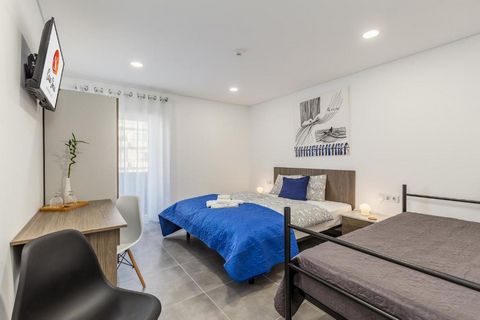 This triple room has air conditioning, a closet and a private bathroom with a shower and a hairdryer. The triple room features tiled floors, heating, a flat-screen TV and a view of a quiet street. This unit provides 2 beds. ---------- Casa Sónia offe...