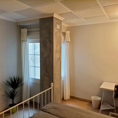 Girls only. Outstanding four bedroom, two full bath apartment in the heart of Alicante's trendy Mercado district. The flat is 1950 Spanish industrial chic. Fully renovated with hydraulic tiles, Alicante stone wall and solid oak flooring. This flat in...