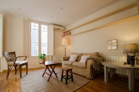 Charming apartment for monthly rentals in pedestrian street, near shops and restaurants. A few minutes walk from the Hospital de Sant Pau and the Temple of the Sagrada Familia. The 76 m2 apartment is very well distributed and is very bright as it is ...