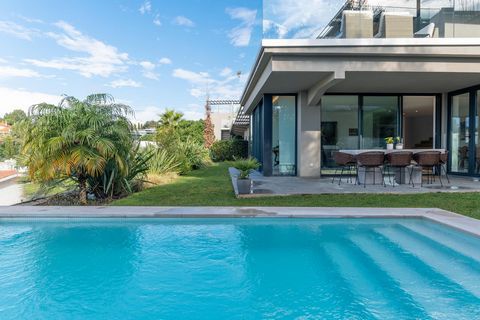On a hill with stunning views of the centre of Cascais, arises this 5 bedroom villa of contemporary lines, which is composed by two floors. The villa has an external elevator that connects the entrance floor to the lower level and it is inserted in a...