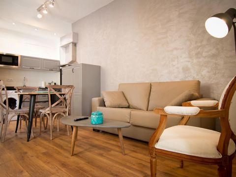 Ce charmant appartement, pouvant accueillir jusqu'à 4 personnes, est situé à côté de la Calle Carretería centrale, au numéro 4 de la Calle Viento. Il s'agit d'un petit immeuble de style andalou typique et entièrement neuf, avec des meubles design et ...